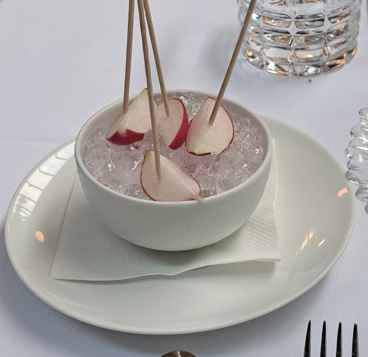 Four pieces of radish on crushed ice, the dinner that named the brand